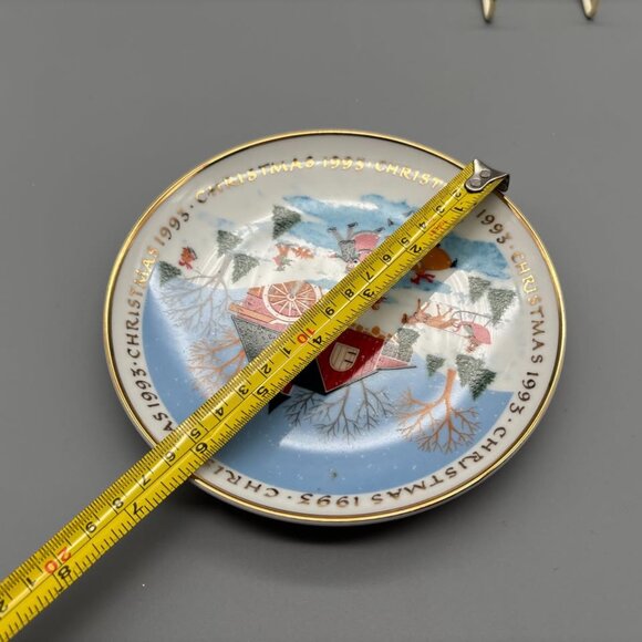 Vintage American Greetings Fine Porcelain Christmas 1993 Holiday Decor Plate - Picture 4 of 4